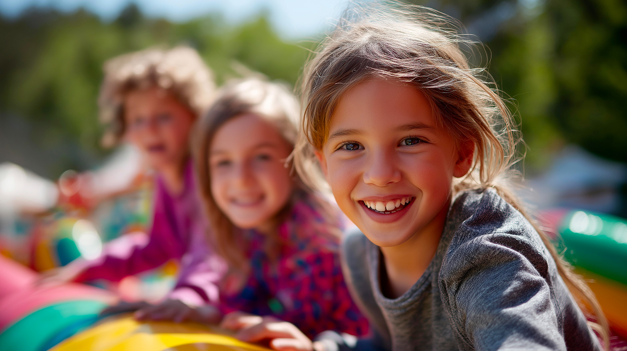 enfant sur les toboggan